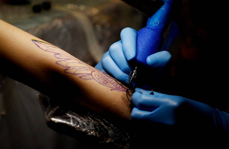 Padre exige a su hija de 19 años que se borre los tatuajes si quiere volver  a vivir en su casa – Sagrosso