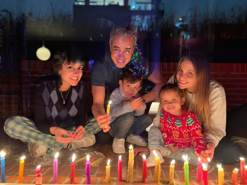 Jorge Enrique Abello junto a su esposa y sus tres hijos en diciembre de 2022