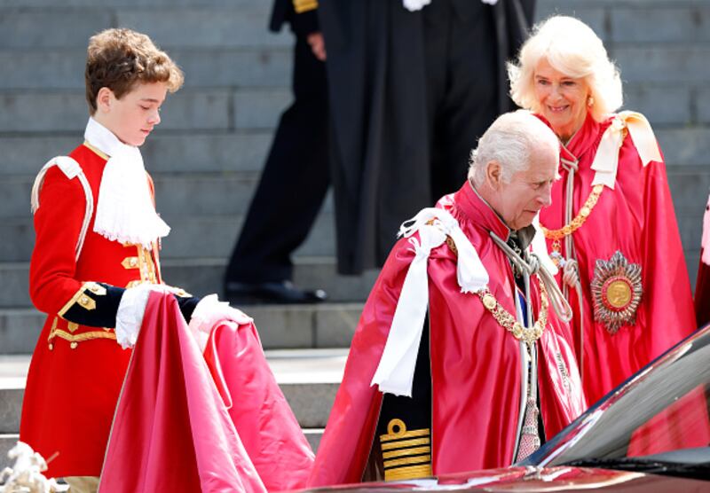 El rey Carlos III (acompañado por su paje de honor, Oliver Cholmondeley) y la reina Camilla asisten a un servicio de dedicación a la Orden del Imperio Británico en la Catedral de San Pablo el 15 de mayo de 2024 en Londres.