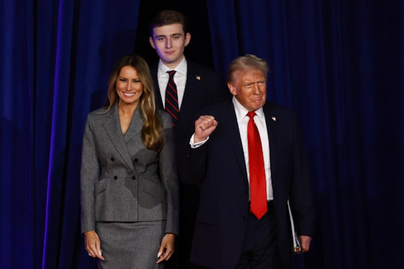 La altura de Barron Trump, hijo de Donald Trump, sorprendió a miles de personas