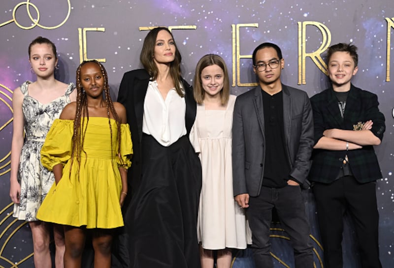 Knox Jolie-Pitt y algunos de sus hermanos acompañan a Angelina Jolie en el estreno de "The Eternals" en 2021.