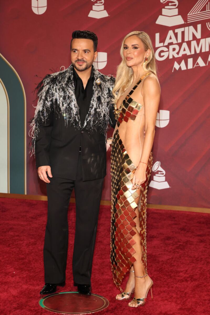 Luis Fonsi y Águeda López en los Latin Grammys 2024.