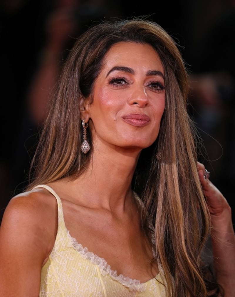 Amal Clooney en la alfombra roja de Venecia