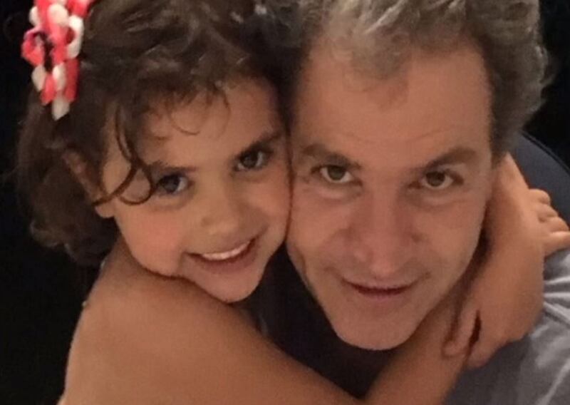 Ricardo Vélez junto a su hija hace varios años atrás