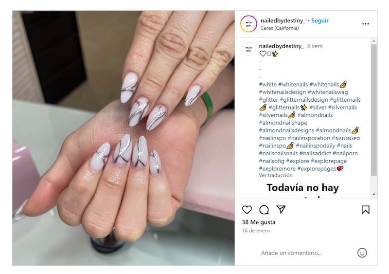 Las uñas plateadas son llamativas y sofisticadas