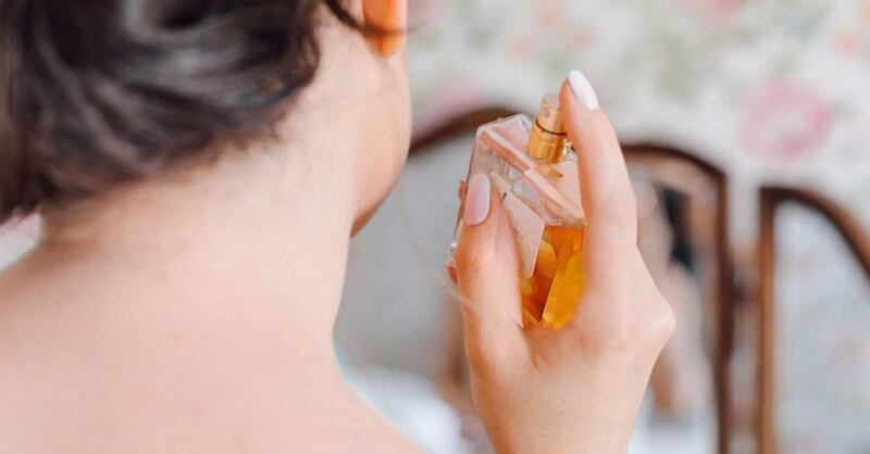 5 perfumes que ninguna mujer de más de 50 años debe usar: te envejecen