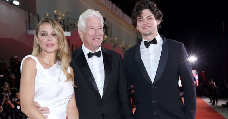 Hijo de Richard Gere opacó a su padre en Venecia y se roba todas las miradas con su impactante parecido