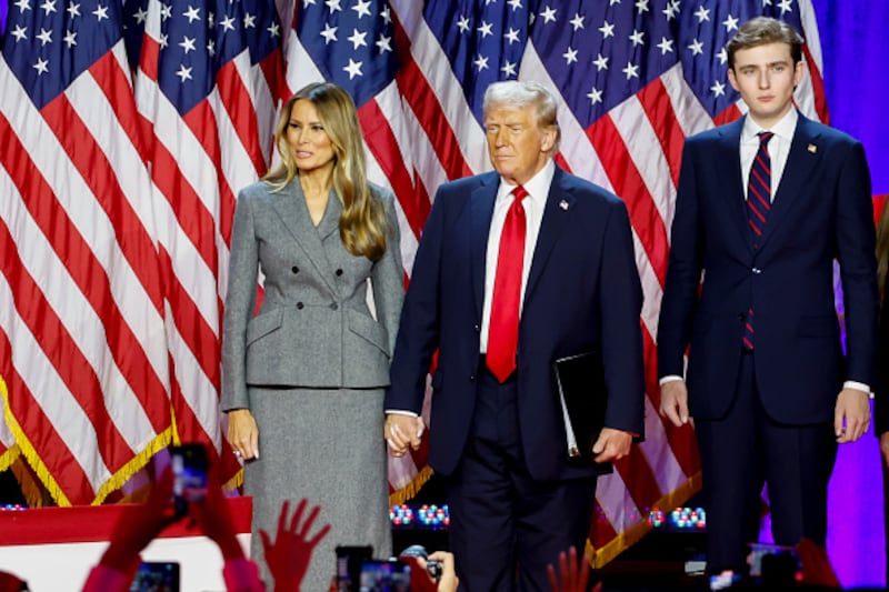 Barron Trump junto a su padre y madre